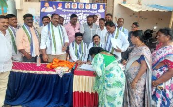 కోటి సంతకాల సేకరణ లో పాల్గొన్న మళ్ల విజయ ప్రసాద్, డాక్టర్ జాన్ వెస్లీ